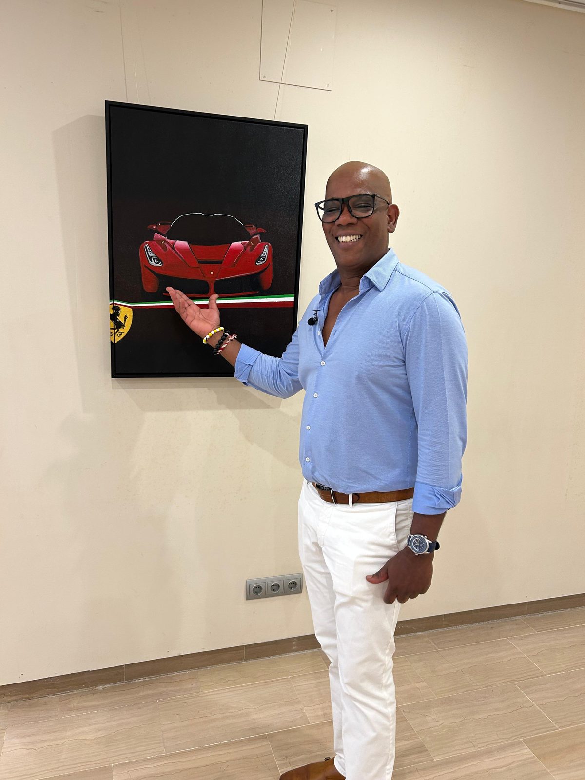 Raúl presenting his Ferrari painting