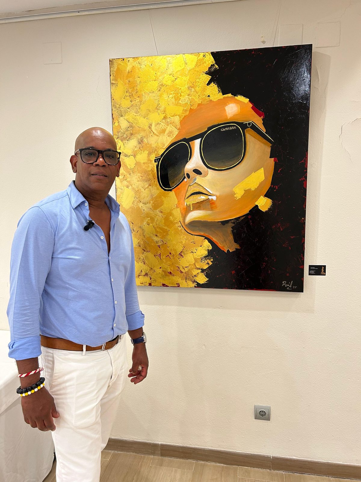 Raúl beside his portrait Carrera at the LUX Summit