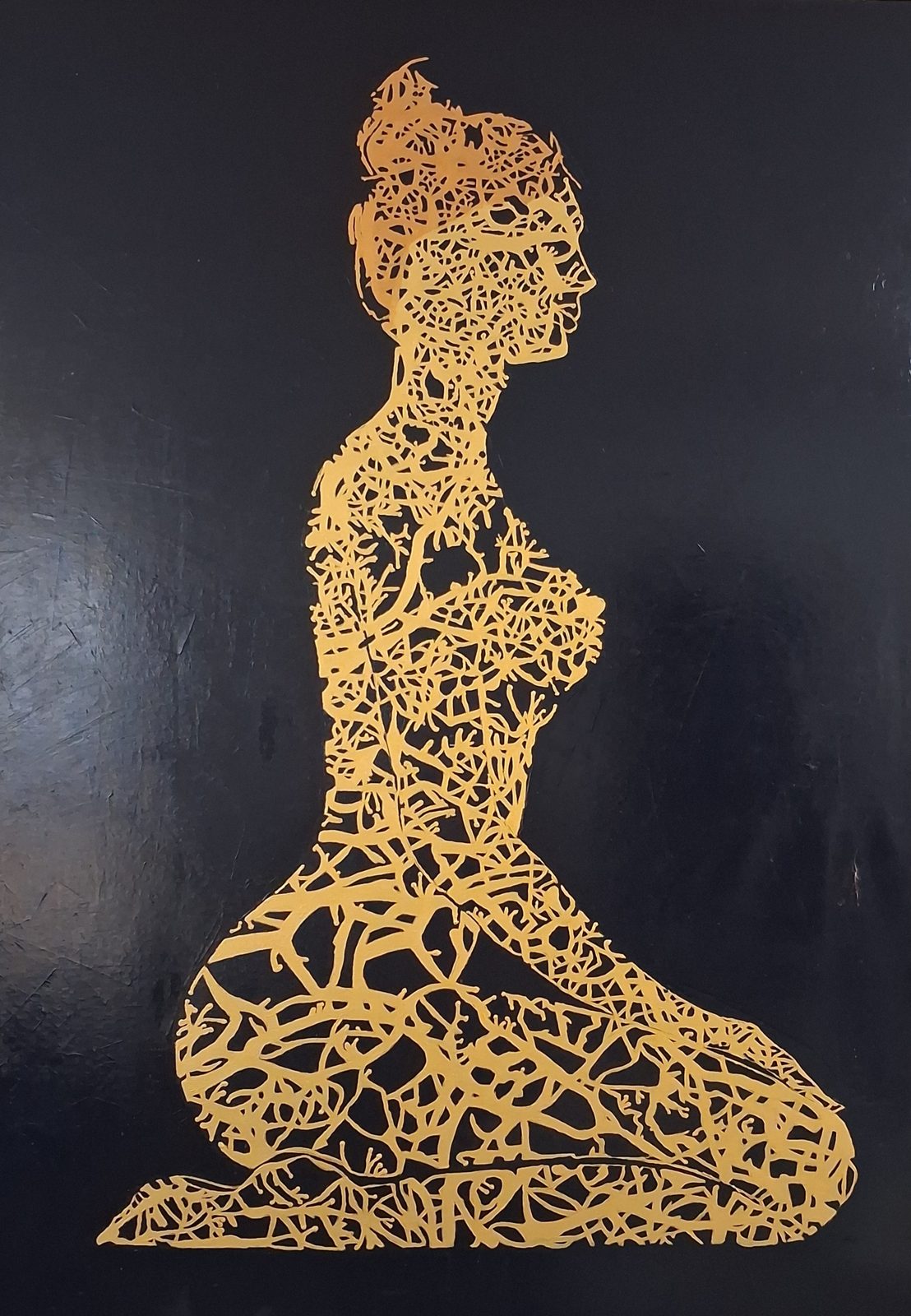 Golden line figure of a kneeling woman